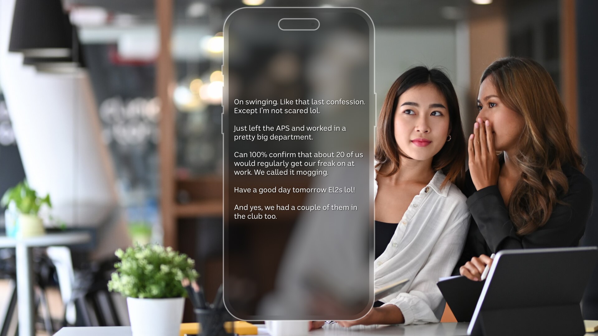 La pantalla de un teléfono con una confesión escrita de una persona acerca de hacer swing con varias personas en su oficina de trabajo.
