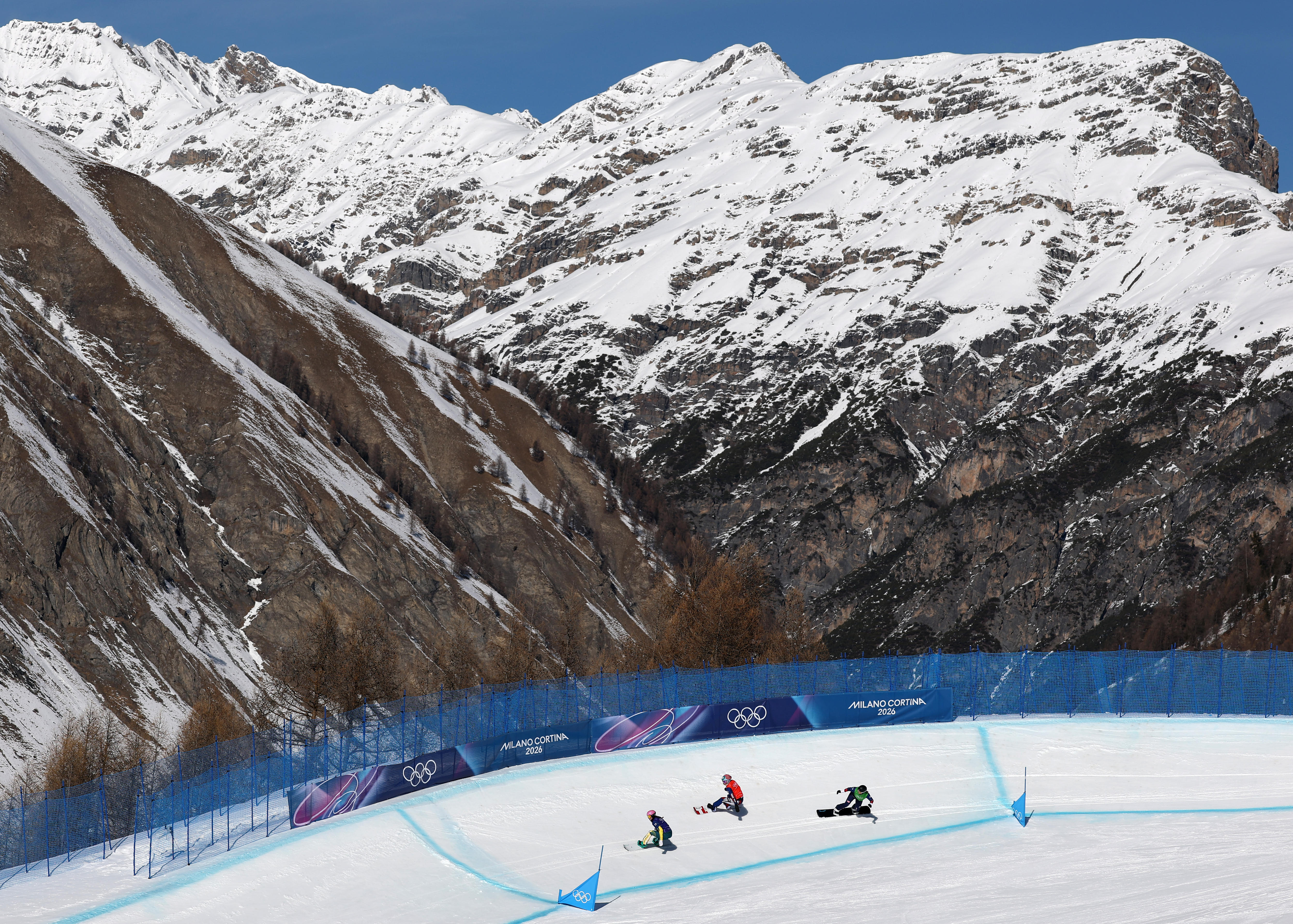Snowboarder frente a una montaña