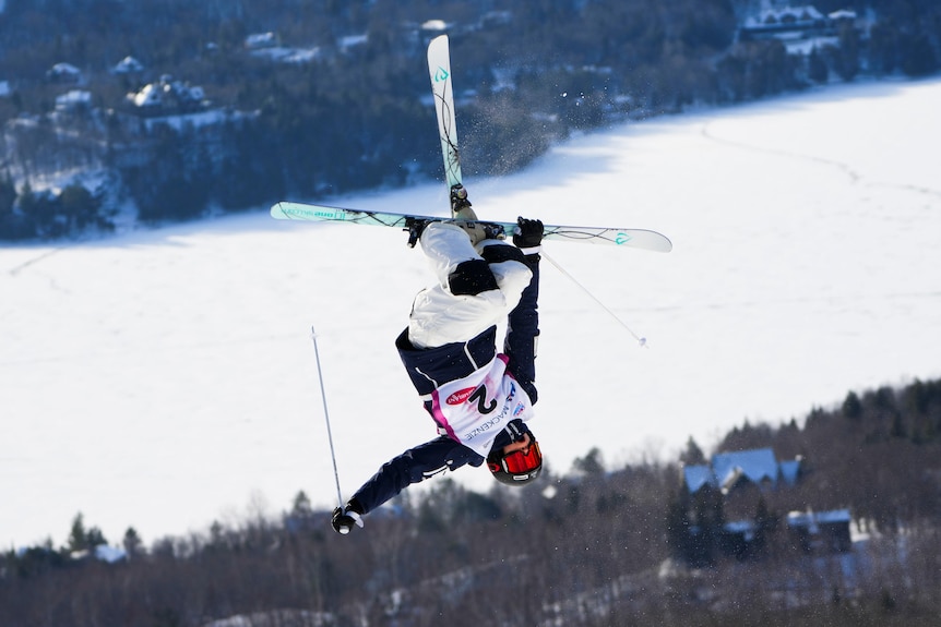 La skieuse australienne Jakara Anthony en action dans l'épreuve féminine de ski acrobatique de bosses de la coupe du monde à Mont Tremblant, Québec
