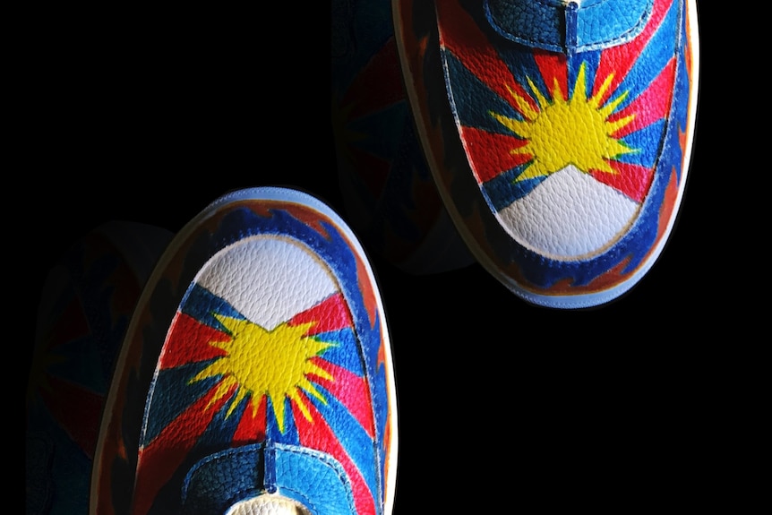 漫画家巴丢草为坎特创作的画有西藏雪山狮子旗的鞋子。