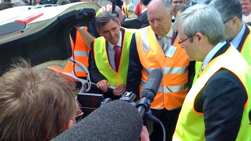 John Brumby (left) and Prime Minister Kevin Rudd (right) take a look under the hood.