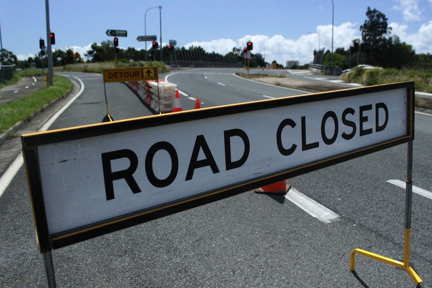 Road closed and detour signs at Queensland-NSW border at Coolangatta.