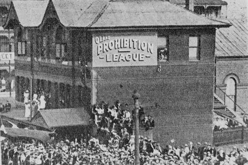 Crowd gathered outside the Queensland Prohibition League building on Edward Street in the 1920s.