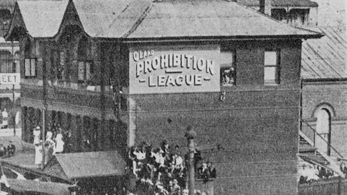 Crowd gathered outside the Queensland Prohibition League building on Edward Street in the 1920s.