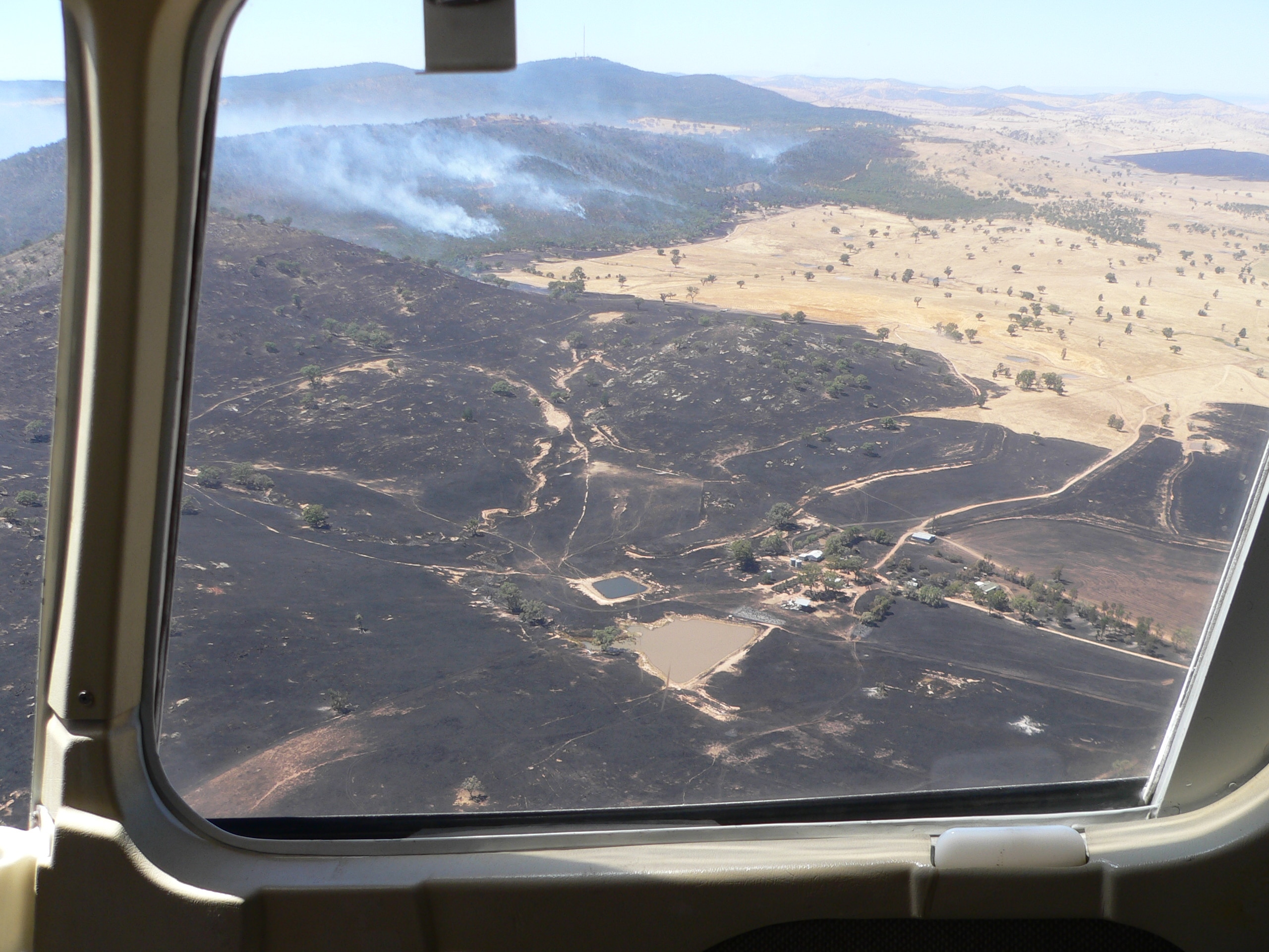 Prados queimados e encostas de montanhas