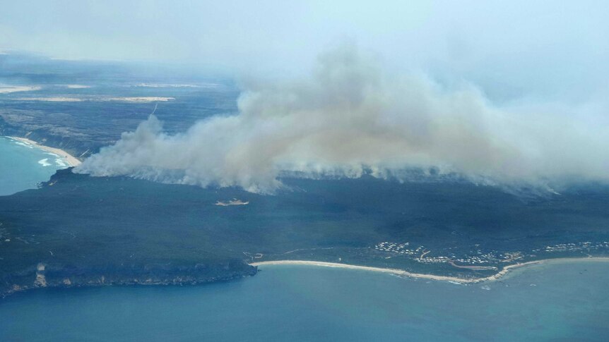 A bushfire threatens Windy Harbour