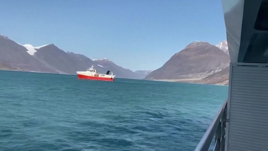 cruise ship stranded in greenland