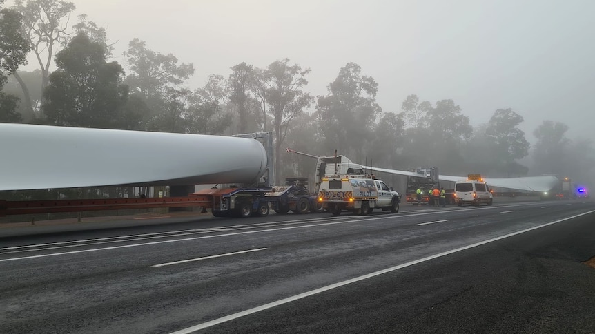 Les conducteurs ont été avertis de s’attendre à des retards de circulation alors que des pièces de turbines étaient transportées par camion sur le site du parc éolien de Flat Rocks près de Kojonup