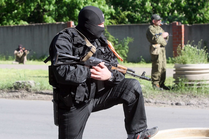 Pro-Russian militants take position in Donetsk