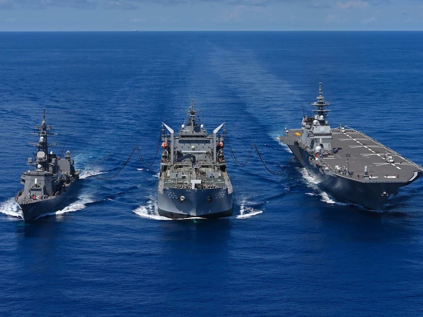 Trei nave de război unul lângă altul în largul oceanului într-o zi însorită