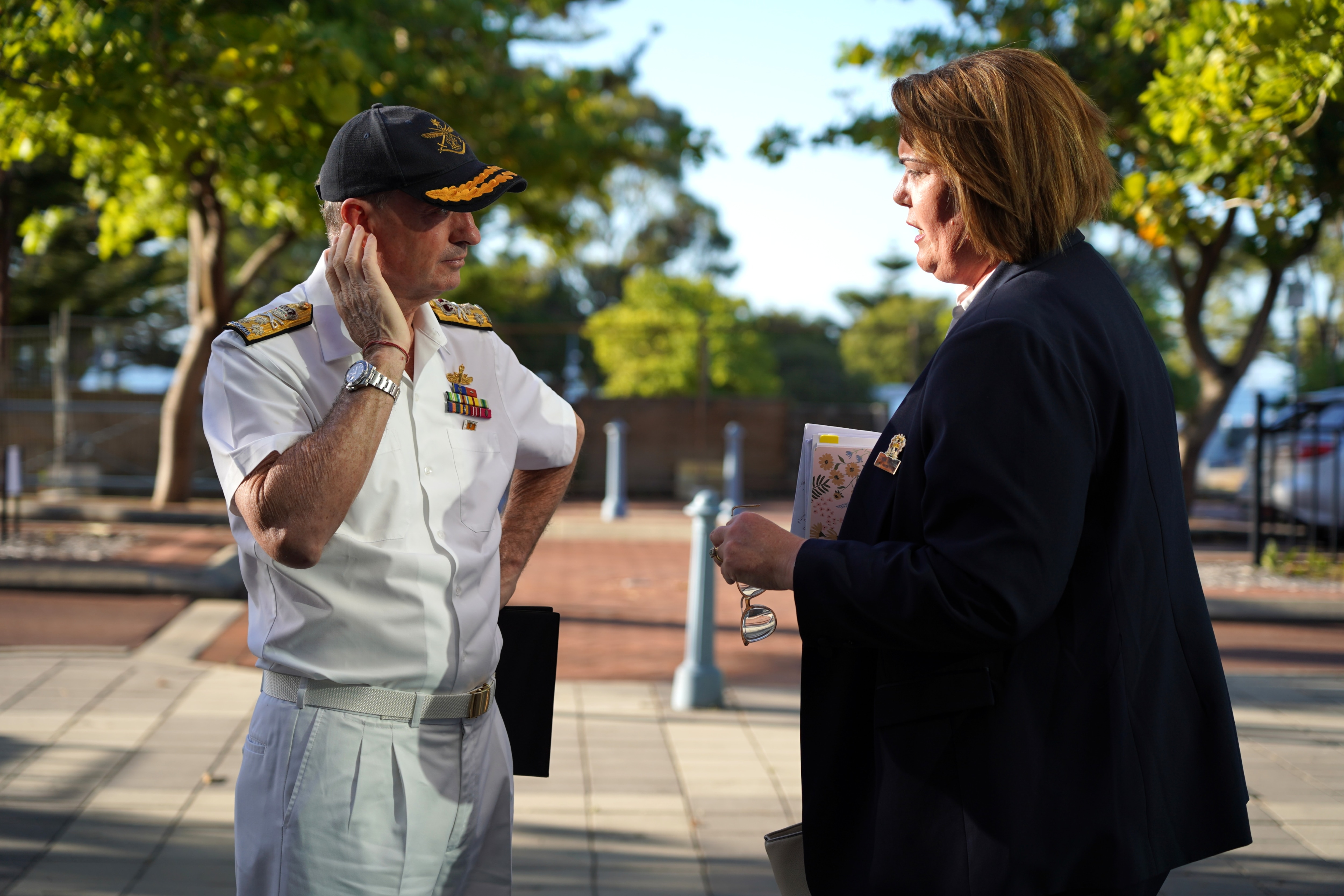 El director general de la Agencia Australiana de Submarinos, el vicealmirante Jonathan Mead, conversa con la alcaldesa de Rockingham, Lorna Buchan