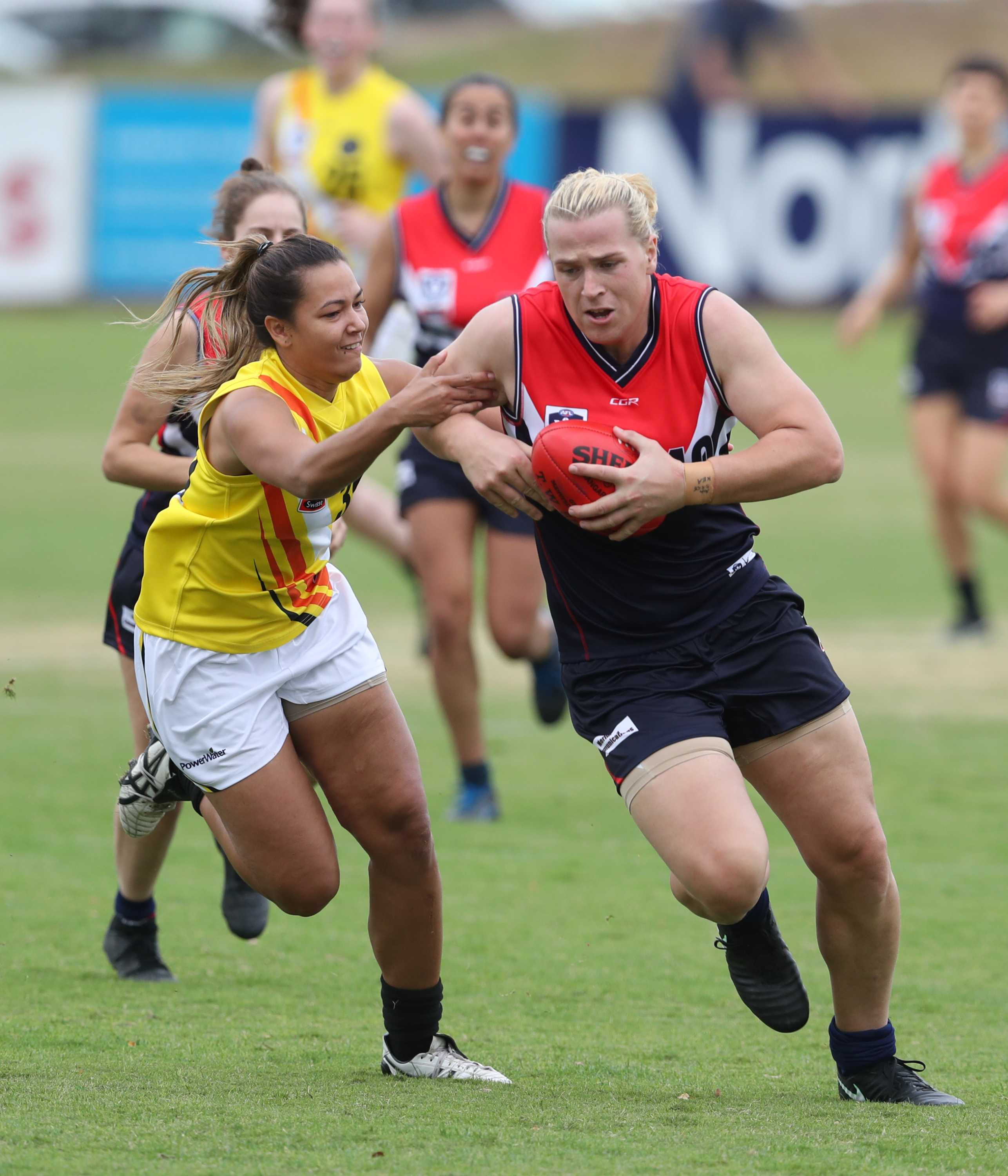 Transgender footballer Hannah Mouncey withdraws from AFLW draft - ABC News