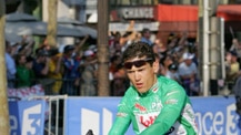 Robbie McEwen wheelies down Champs Elysees in green jersey