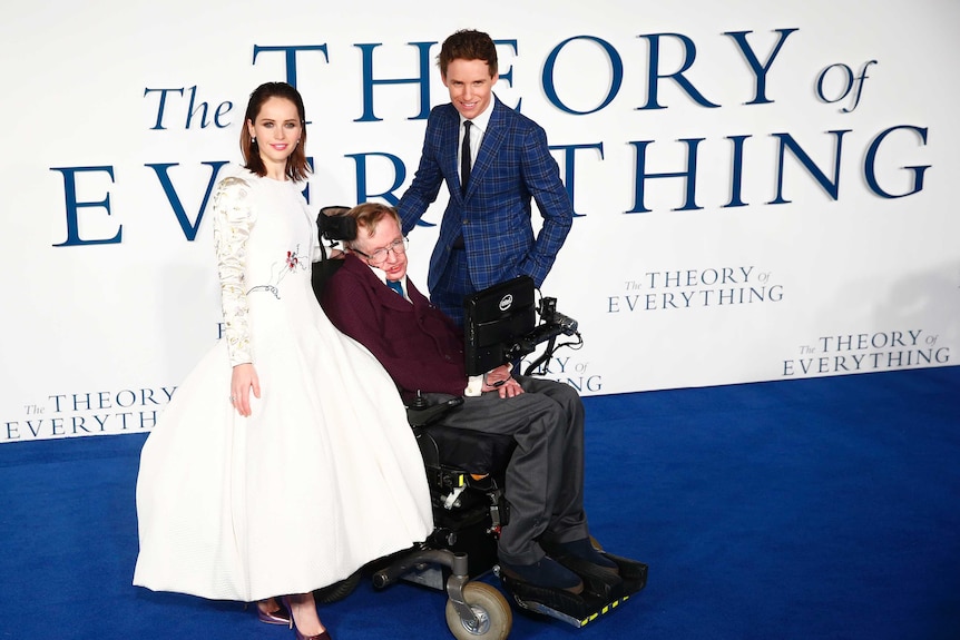Actors Eddie Redmayne and Felicity Jones pose with Stephen Hawking.