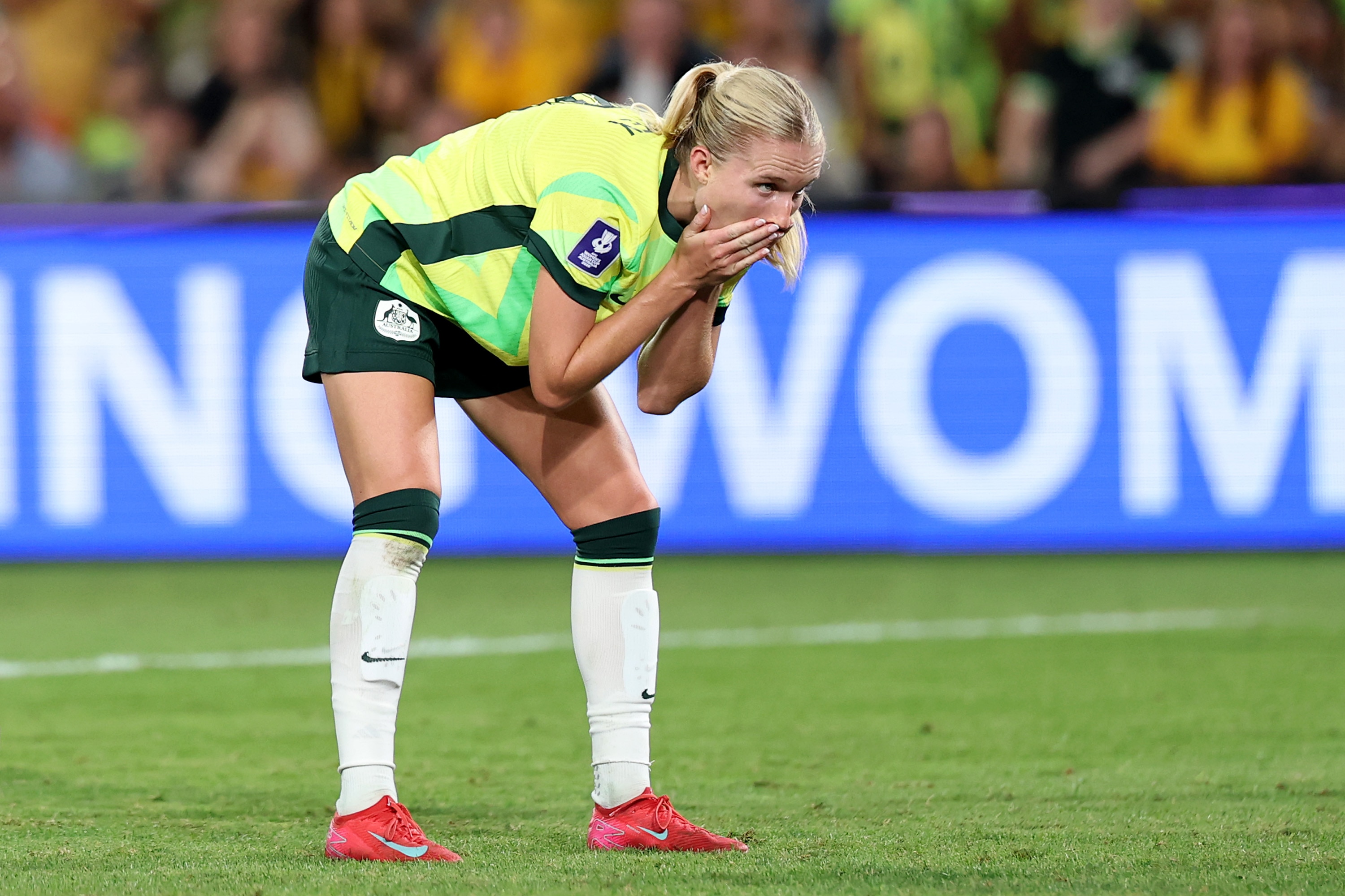 A jogadora do Matildas, Kaitlyn Torpey, está com as mãos na boca reagindo a um momento durante um jogo
