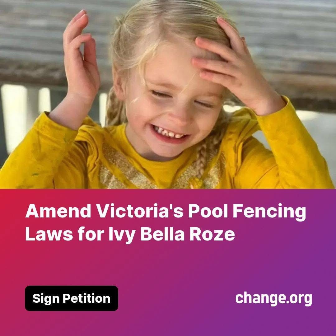 Una joven rubia sonriendo con las manos levantadas, vestida con una camisa amarilla de manga larga.