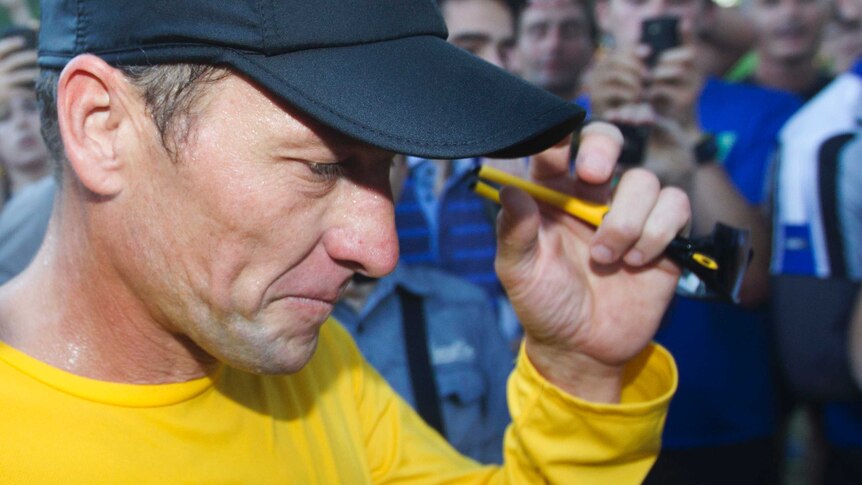 Lance Armstrong in profile with baseball cap