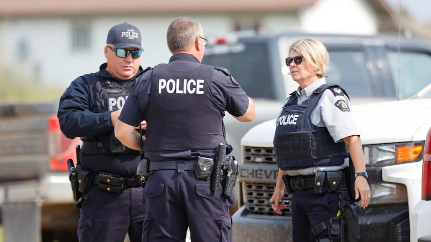 Le suspect d’avoir poignardé au Canada n’a pas été retrouvé après que la police a encerclé une maison en Saskatchewan, les recherches se poursuivent