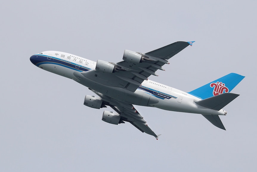一架中国南方航空公司空客A380-800飞机从悉尼机场起飞。