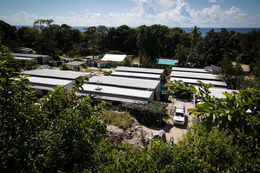 Installation de réfugiés de Nibok à Nauru.  Il s'agit d'une rangée d'unités d'hébergement rectangulaires.