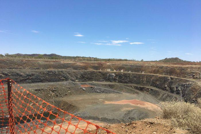 Un pozo de mina abierto.