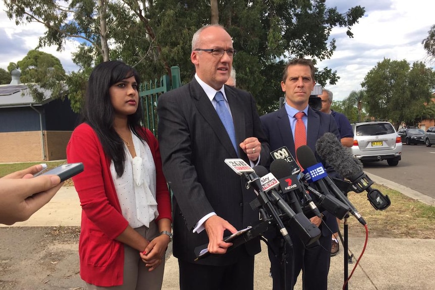 Luke Foley announces solar panels for schools