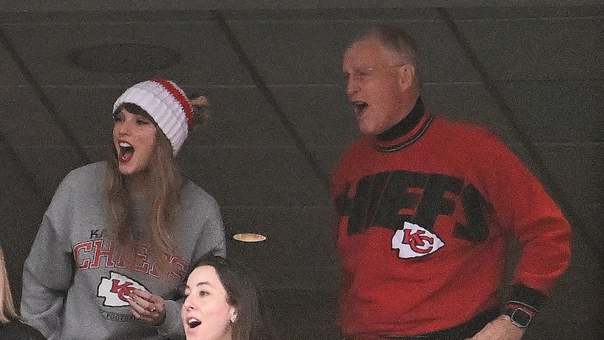 Taylor Swift, and Scott Swift cheer while watching the game at Gillette Stadium on December 17, 2023