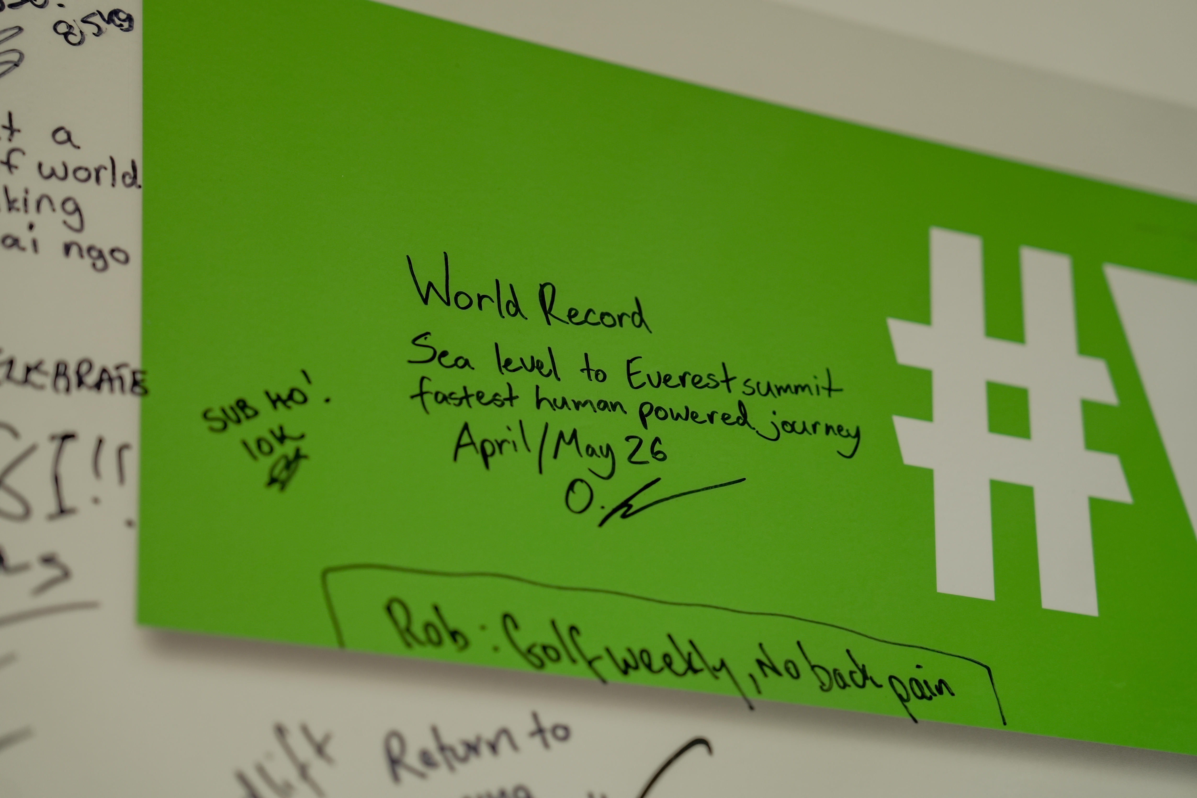 Un cartel verde con escritura y lectura en negro. "Récord mundial... etc."