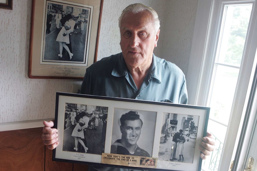 Kissing Sailor George Mendonsa holding the iconic photo