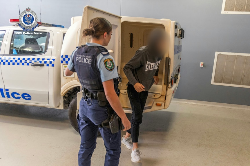 这名少年是上周在悉尼警方突袭行动中被捕的人之一。