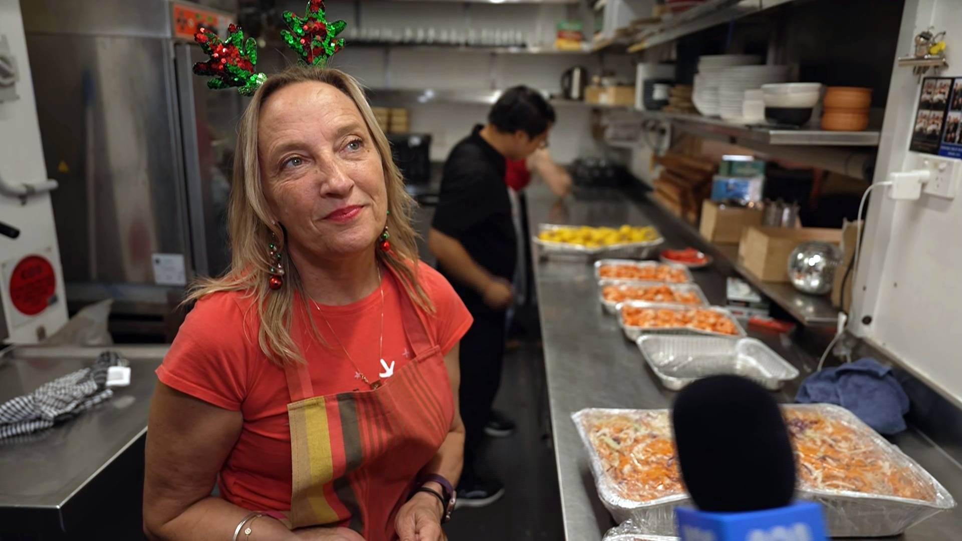 Mona é voluntária no Bondi Beach Surf Life Club durante seu almoço de Natal.