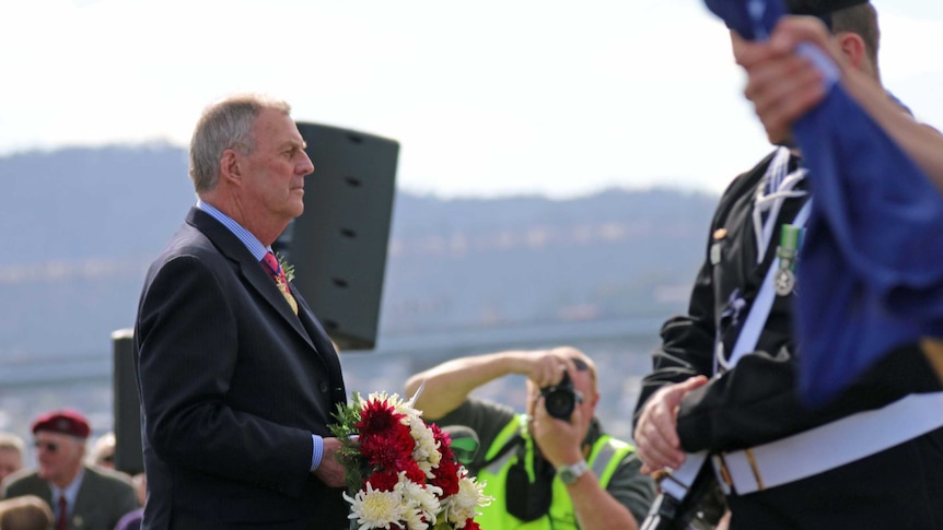 Tasmanian Governor Peter Underwood prepare to lay a wreath at the Hobart cenotaph, Anzac Day 2014.