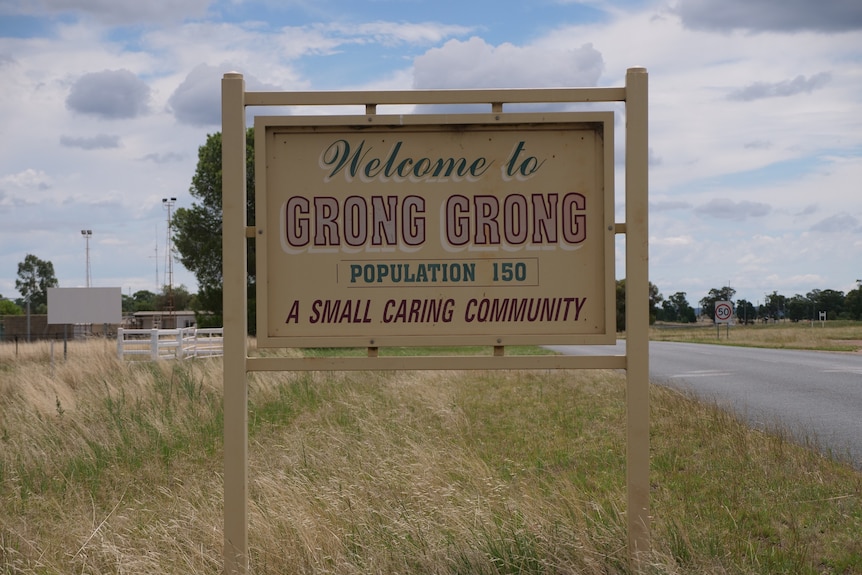 A sign that says "Grong Grong — a small, caring community".