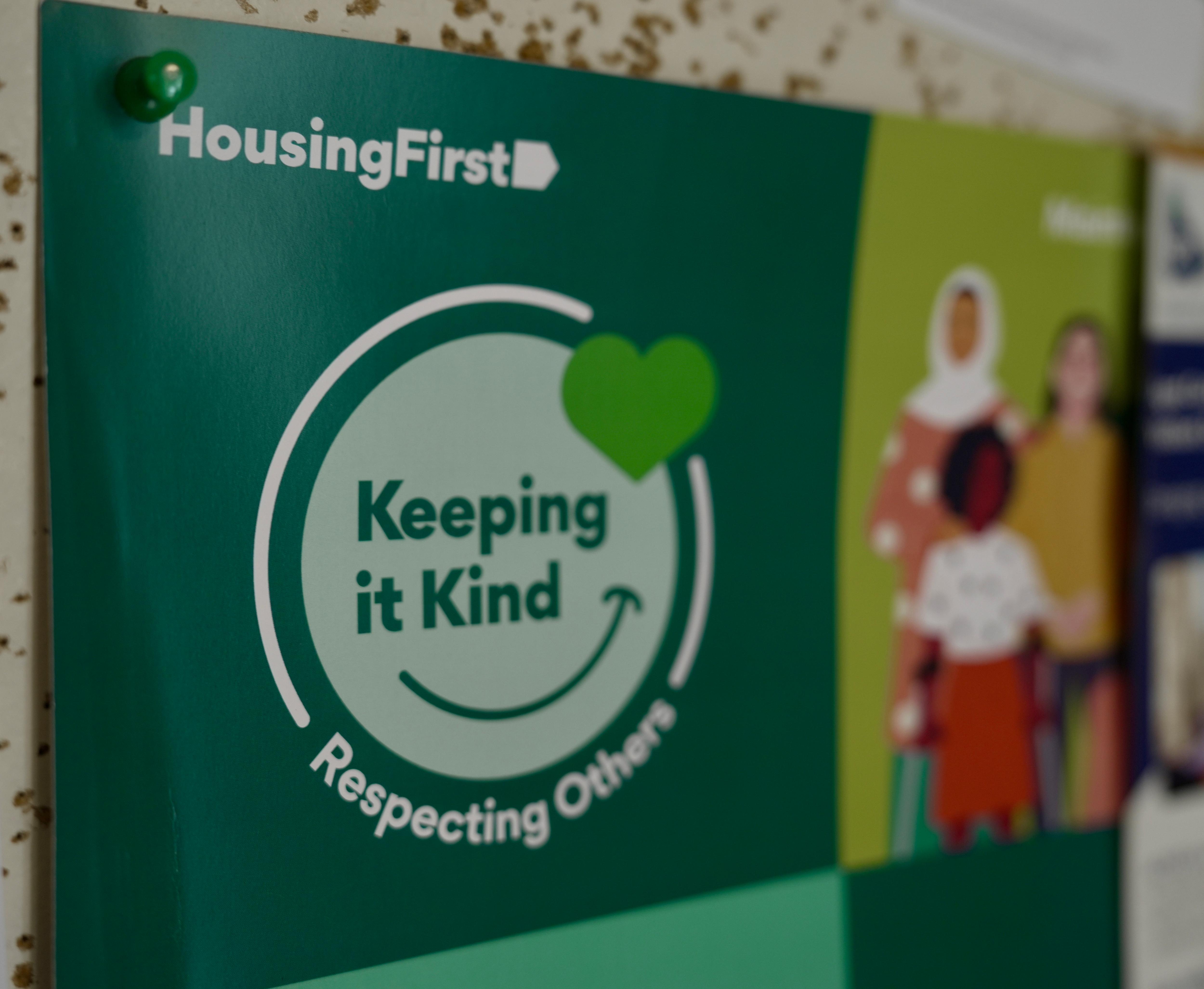 Un folleto de Housing First que dice "Mantenlo amigable".