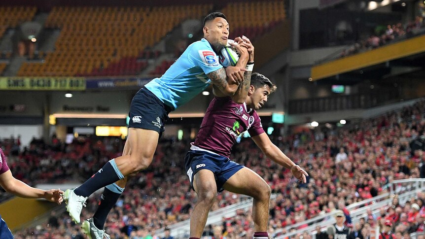 Israel Folau takes an aerial ball for the Waratahs against the Reds