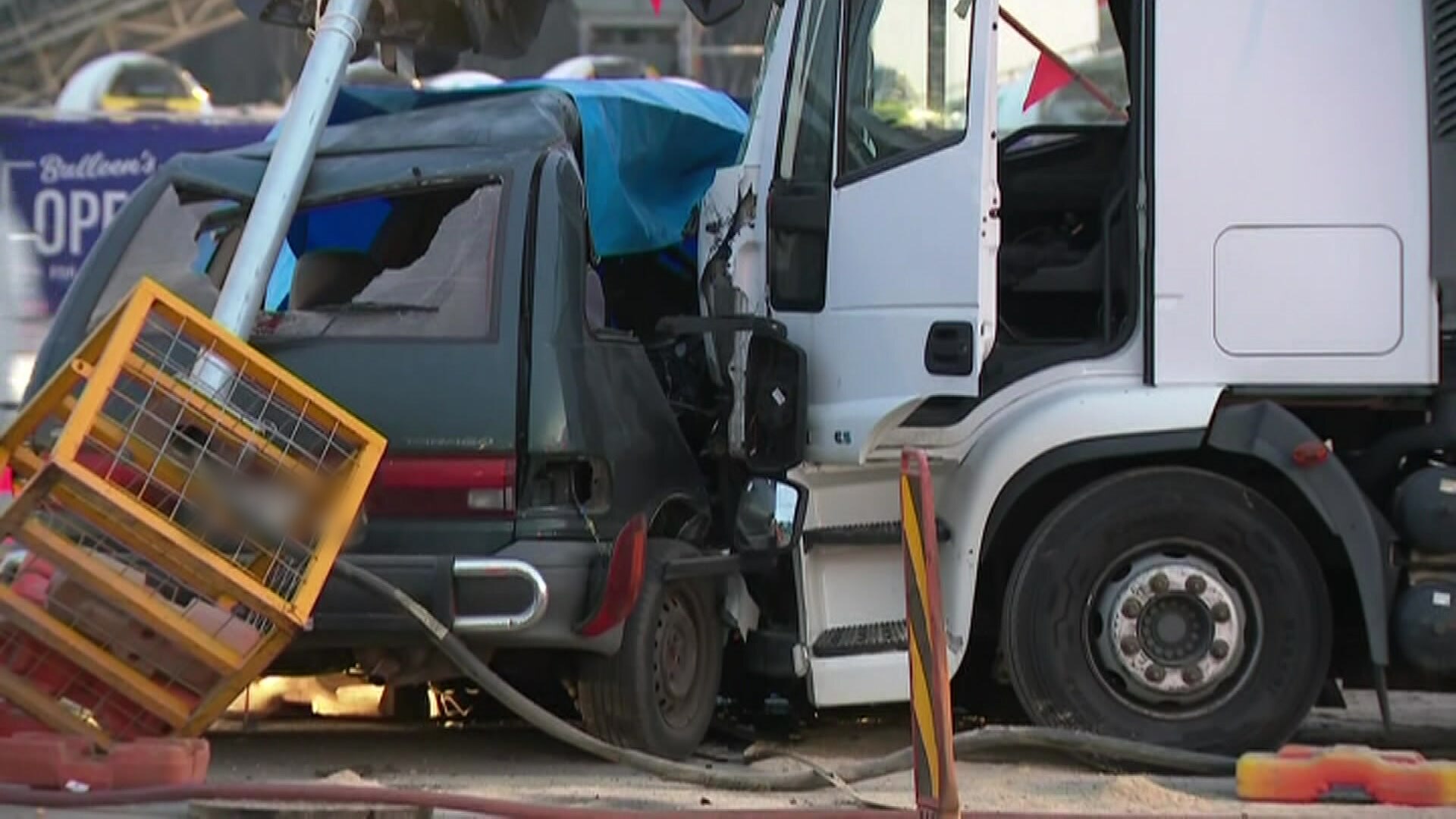 One dead and another fighting for life after Melbourne crash - ABC News