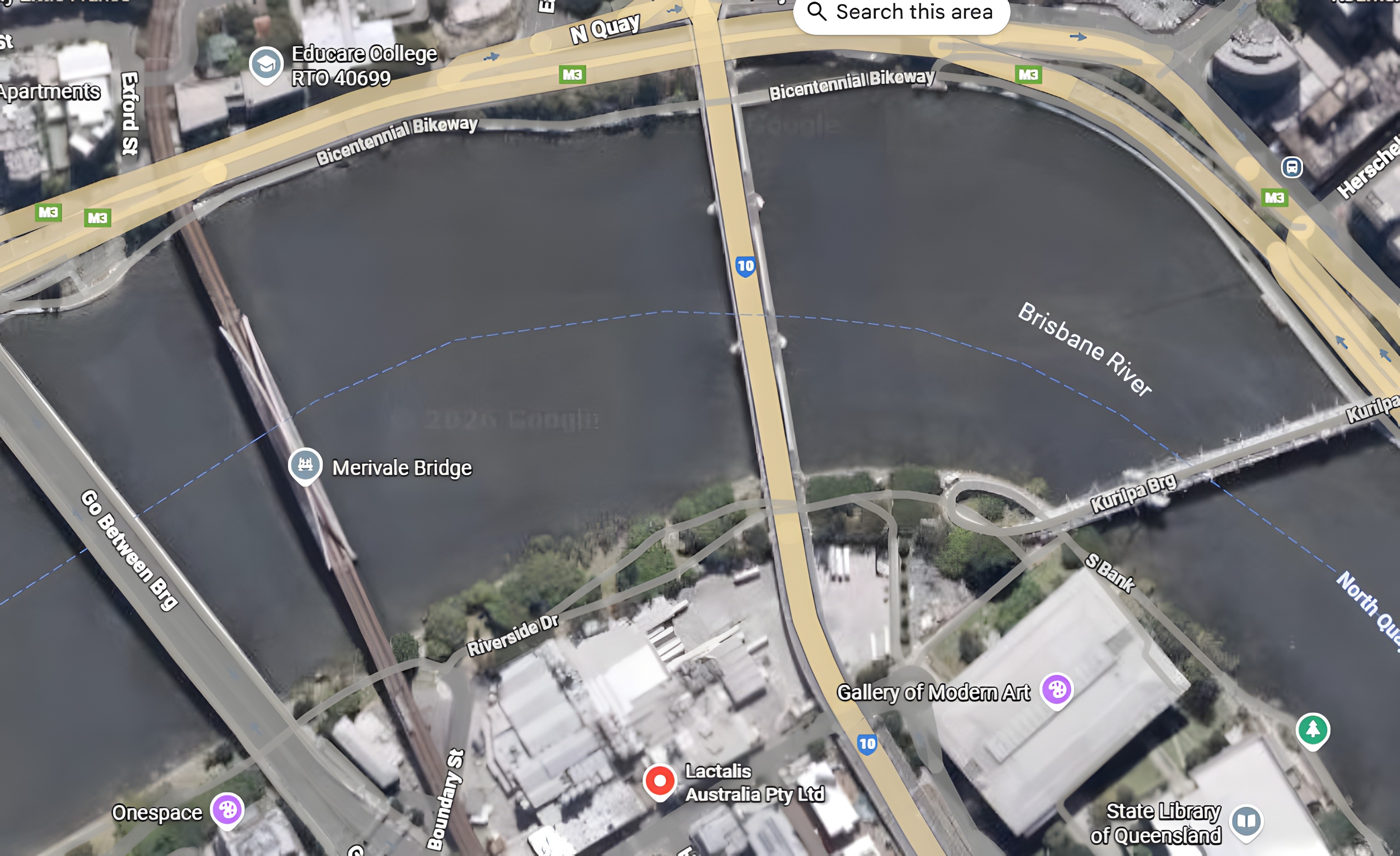 Muestra la ubicación de la fábrica en relación con los puentes y el río Brisbane.