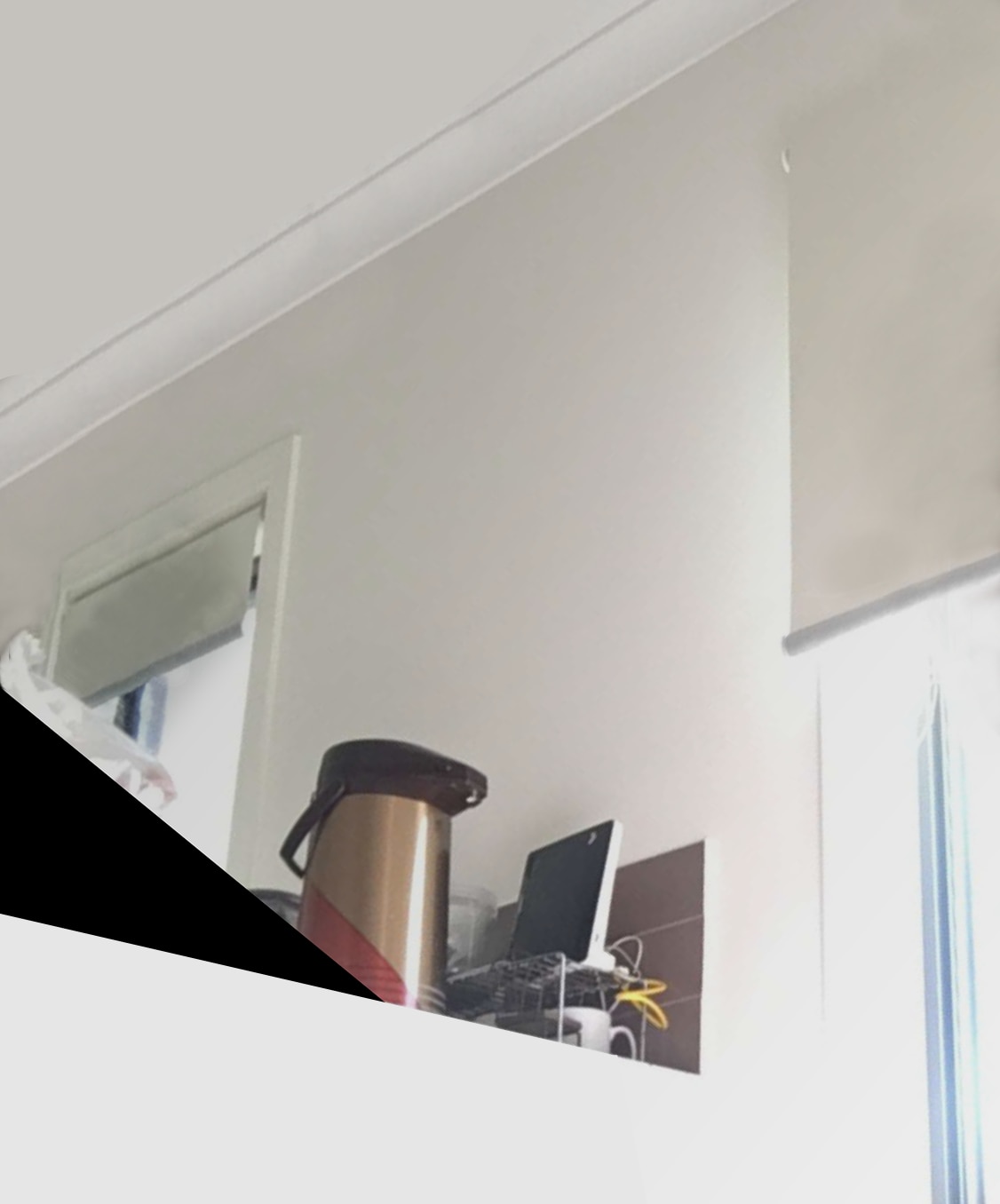 Uma bancada de cozinha com uma chaleira em cima. 