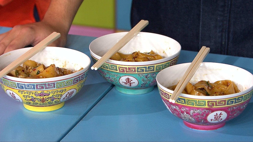 Cooked noodles in bowls