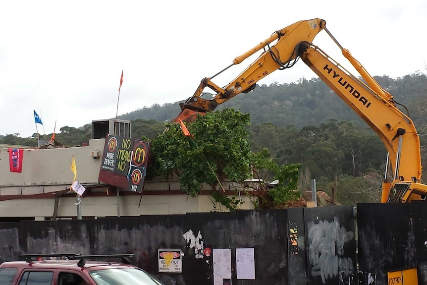 crane demolishes building on site of a controversial McDonald's