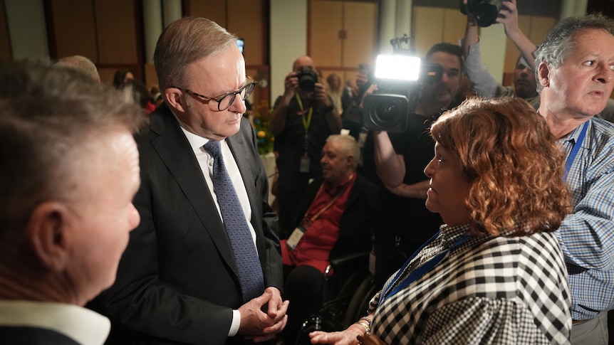 Anthony Albanese speaks with Karen Wheildon at Parliament House 