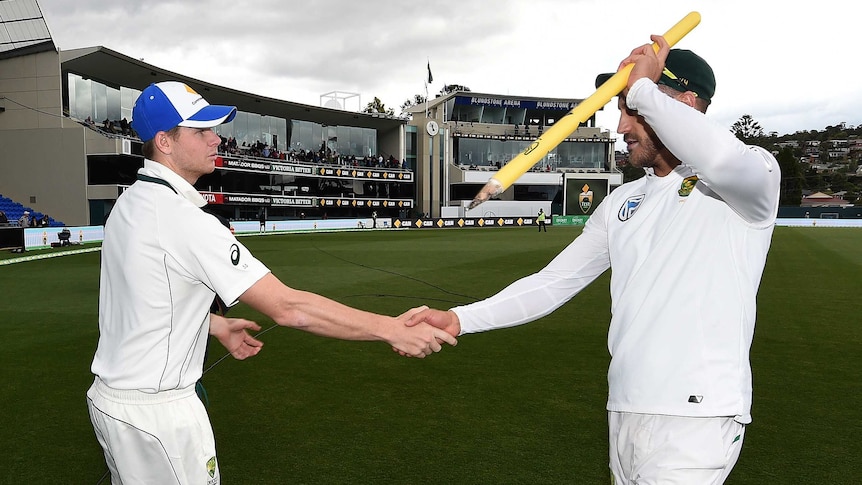 Australian skipper Steve Smith (L) greets Proteas captain Faf du Plessis after the second Test.