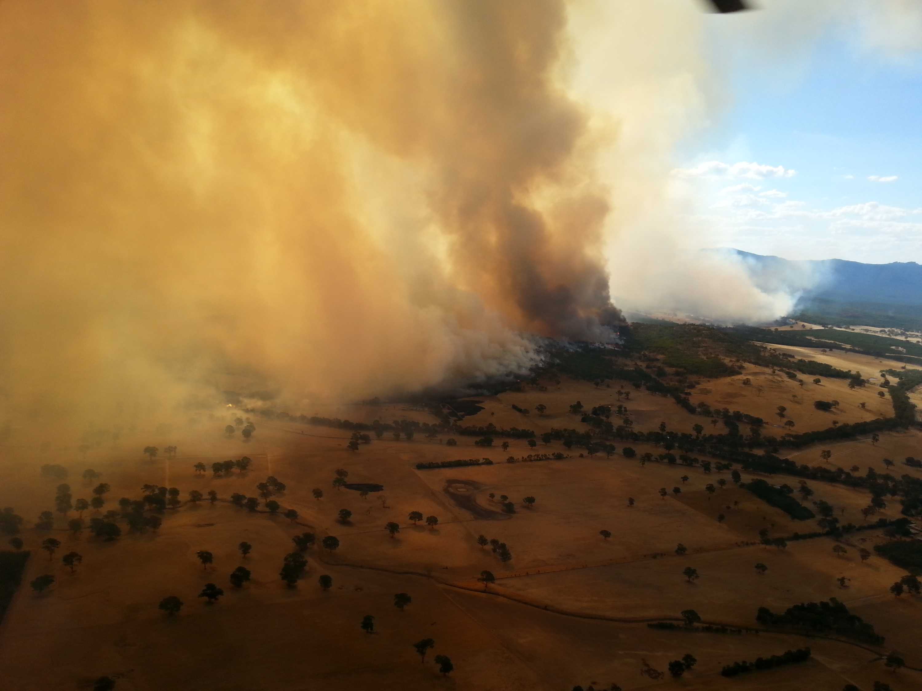 Fire Threatening Homes In Melbourne's North - ABC News