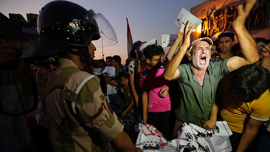 Iraqi protesters chant slogans