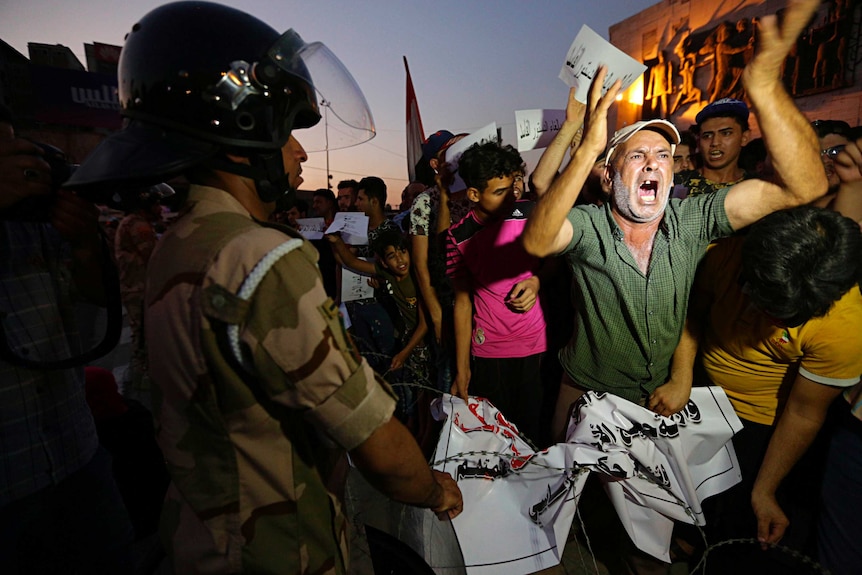 Iraqi protesters chant slogans