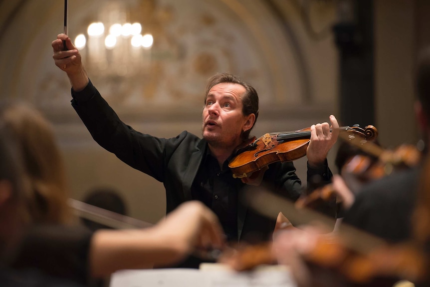 Richard Tognetti conducting