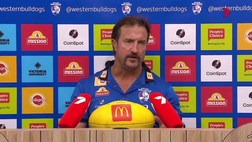 Bulldogs coach Luke Beveridge's attack on journalist Tom Morris opens him  up to claims of hypocrisy - ABC News