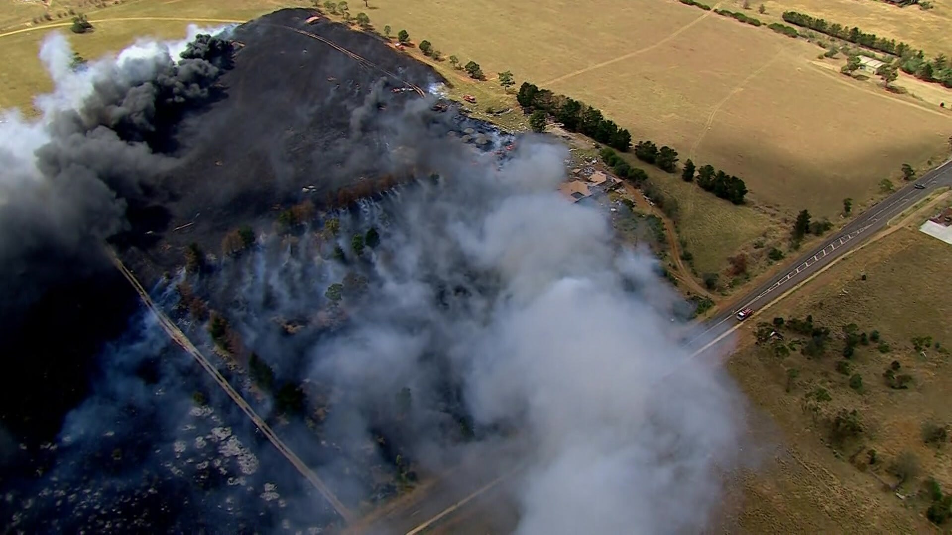 Um prado enegrecido visto de cima, depois que um incêndio devastou a área.