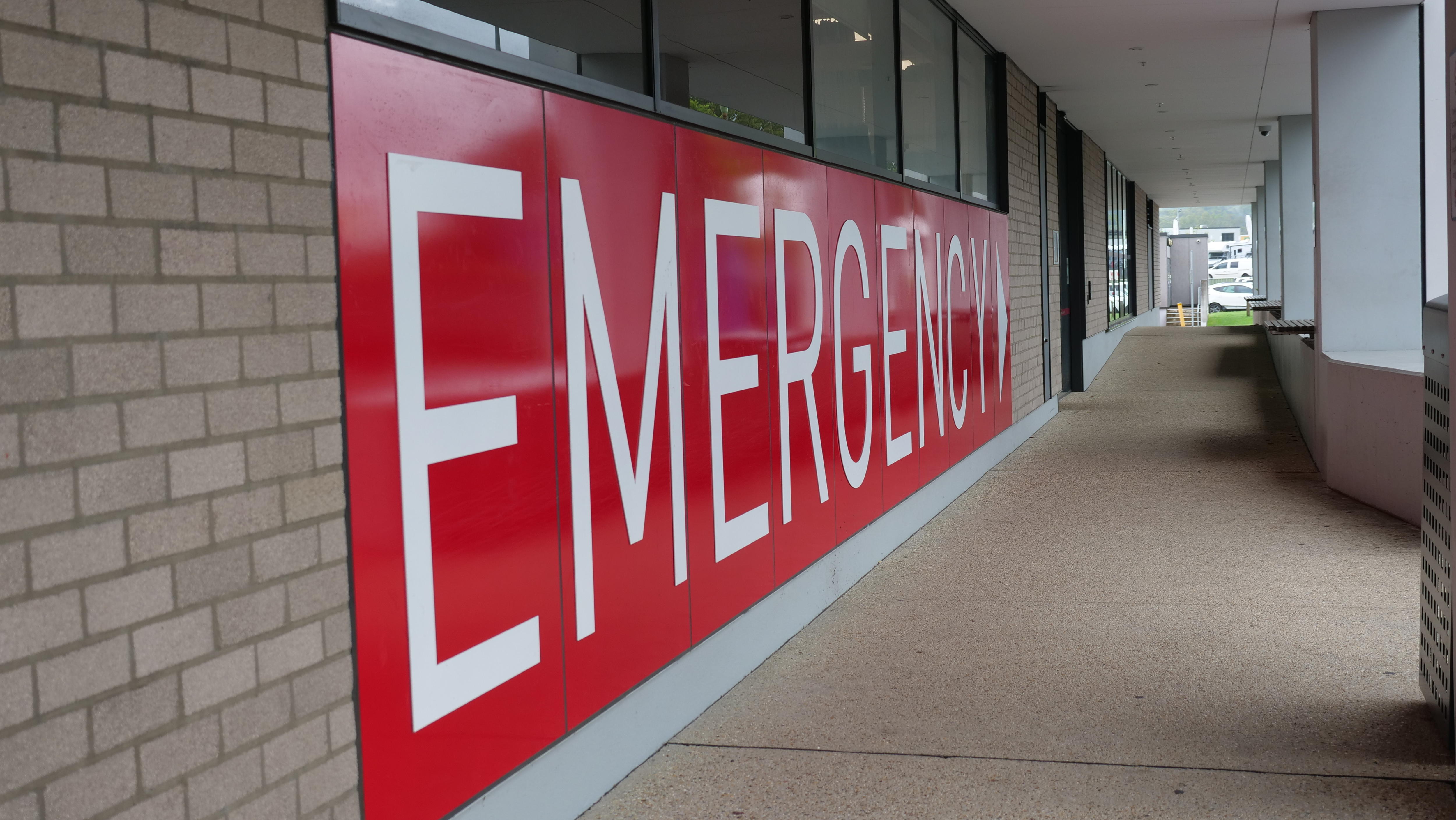 Señalización de emergencia hospitalaria.