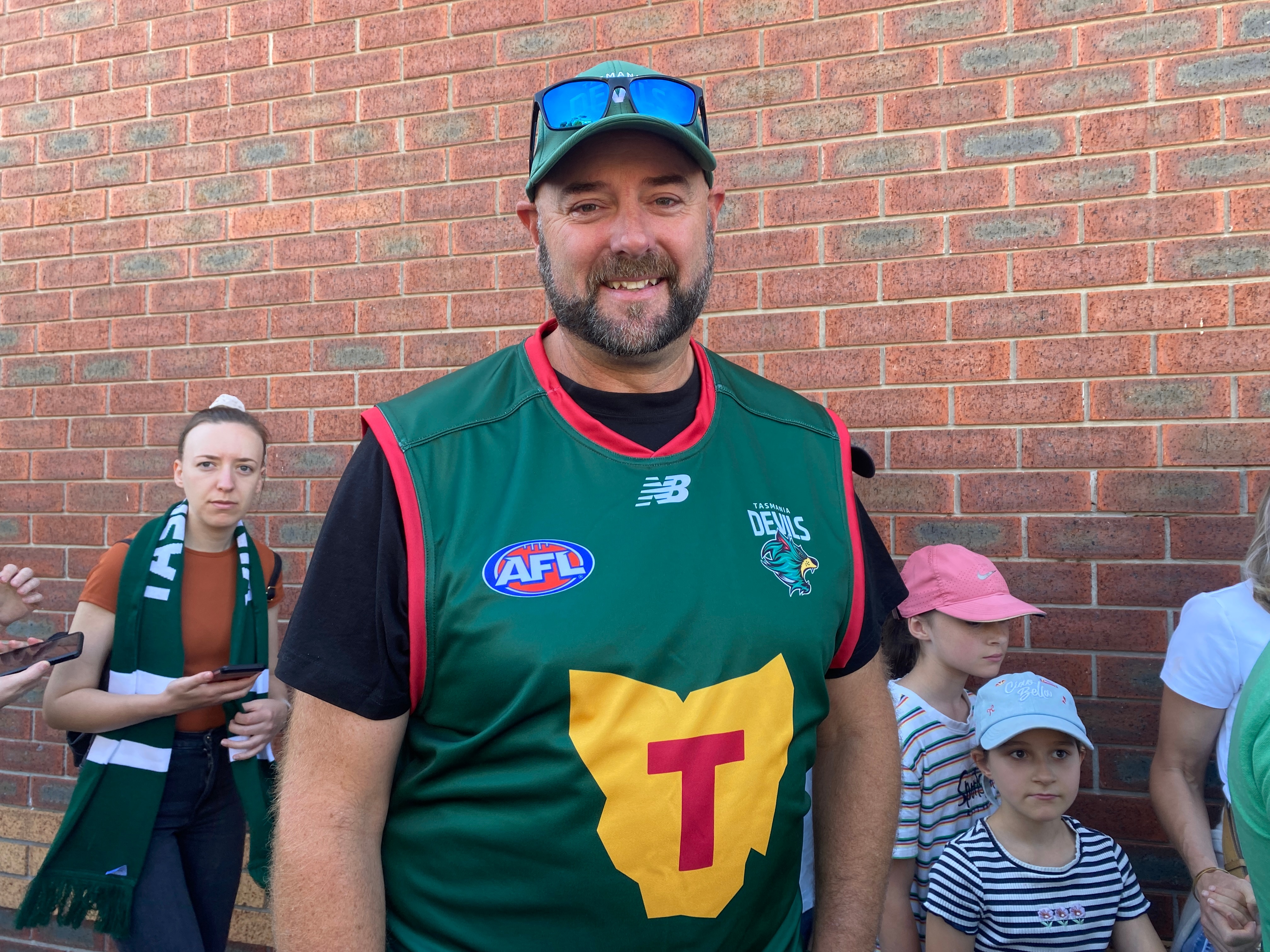 Os fãs de futebol olham para a câmera.